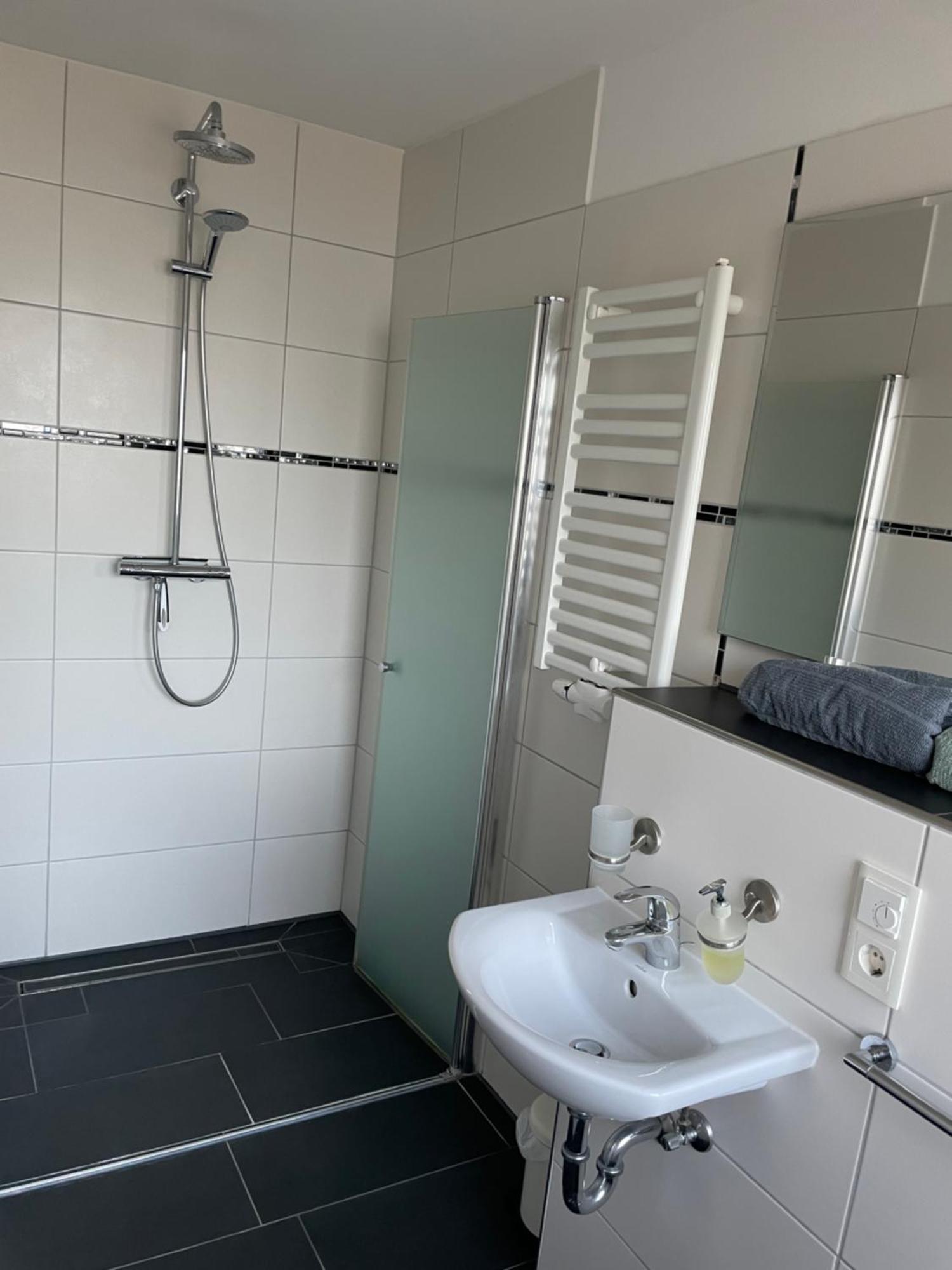 Ferienwohnung Mit Fussbodenheizung Nahe Messe, Gratis Parkplatz Und Abstellplatz E - Bike ハノーファー エクステリア 写真