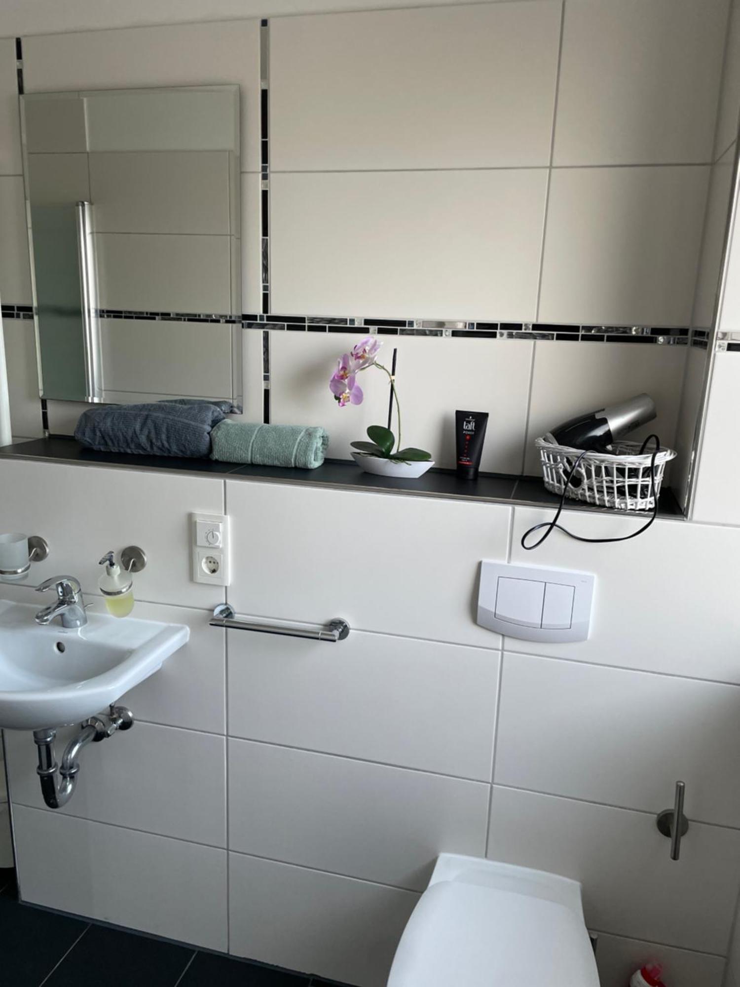 Ferienwohnung Mit Fussbodenheizung Nahe Messe, Gratis Parkplatz Und Abstellplatz E - Bike ハノーファー エクステリア 写真